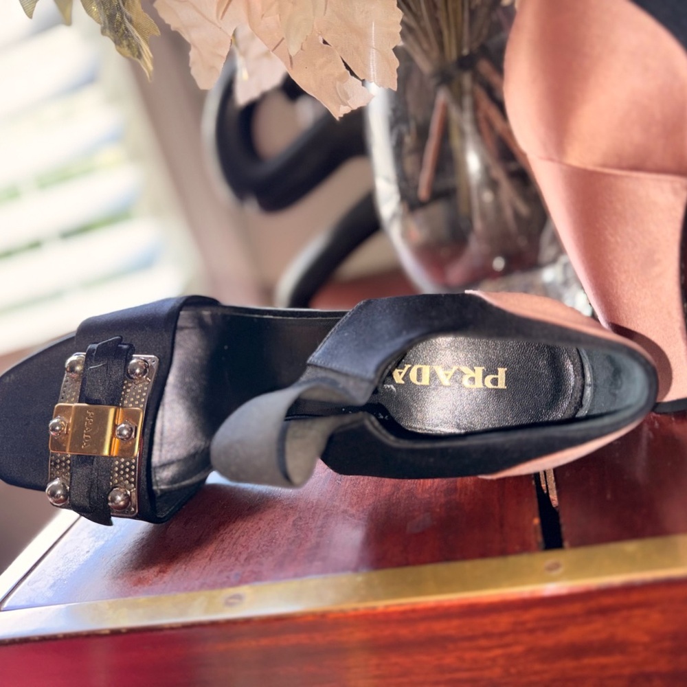STUNNING!! Prada Black and Gold High Heels with Chic Design from Neiman Marcus - Picture 8 of 8